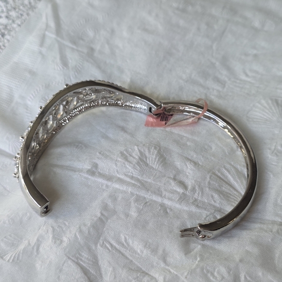 Boutique Elegant Silver Crystal Bracelet - Picture 10 of 14